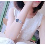 Runder geometrischer Armreif aus Kunstmarmorstein mit goldenem Kreis-Manschettenarmband – Bild 5