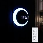LED-Spiegel-Hohlwanduhr, 7-Farben-Schalter, elektronische Digitalanzeige-Wanduhr, Hollow Wall Clock – Bild 6
