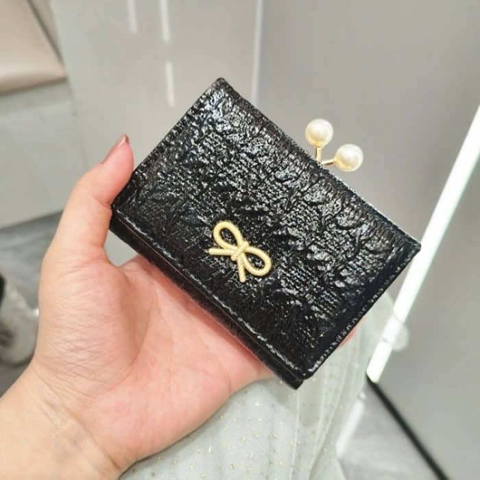 Geraffte, strukturierte, dreifach gefaltete kurze Geldbörse mit Perlenclip und Schleife – Bild 6