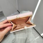 Geraffte, strukturierte, dreifach gefaltete kurze Geldbörse mit Perlenclip und Schleife – Bild 5