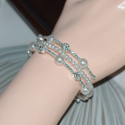 Einfaches, mit Strassperlen umwickeltes Armband. Vielseitiges Armband
