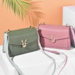 Outdoor-Handytasche aus Leder mit Krokodilmuster und einer Schulter – Bild 7