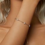 S925 Sterling Silber platiniertes, funkelndes kleines vierblättriges Kleeblatt-Damenarmband – Bild 5