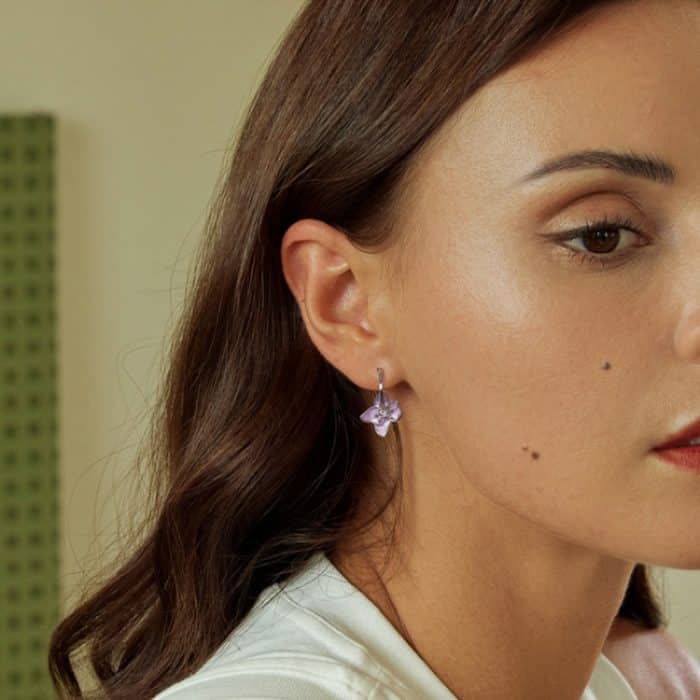 S925 Sterling Silber platinierte lila Blumen-Ohrstecker – Bild 6