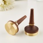 Ringhalter aus schwarzem Walnussholz mit Messingständer für Schmuck – Bild 2