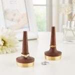 Ringhalter aus schwarzem Walnussholz mit Messingständer für Schmuck – Bild 3