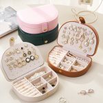 Doppelschichtige PU-Schmuckaufbewahrungsbox, halbrunde, tragbare Ohrring-Halsketten-Ring-Organizer-Box – Bild 2