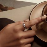 SCR1069 S925 Sterling Silber plattiert mit Platin Hand-in-Hand-Form Ring – Bild 5