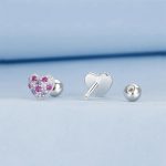 S925 Sterling Silber plattiert mit platinfarbenen Zirkonia-Ohrringen in Herzform – Bild 5