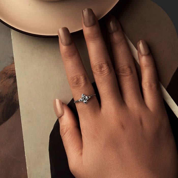 SCR1075 S925 Sterling Silber Oxidierter Retro Eleganter Schwarz-Weiß-Blumenring – Bild 5