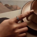 SCR1075 S925 Sterling Silber Oxidierter Retro Eleganter Schwarz-Weiß-Blumenring – Bild 6