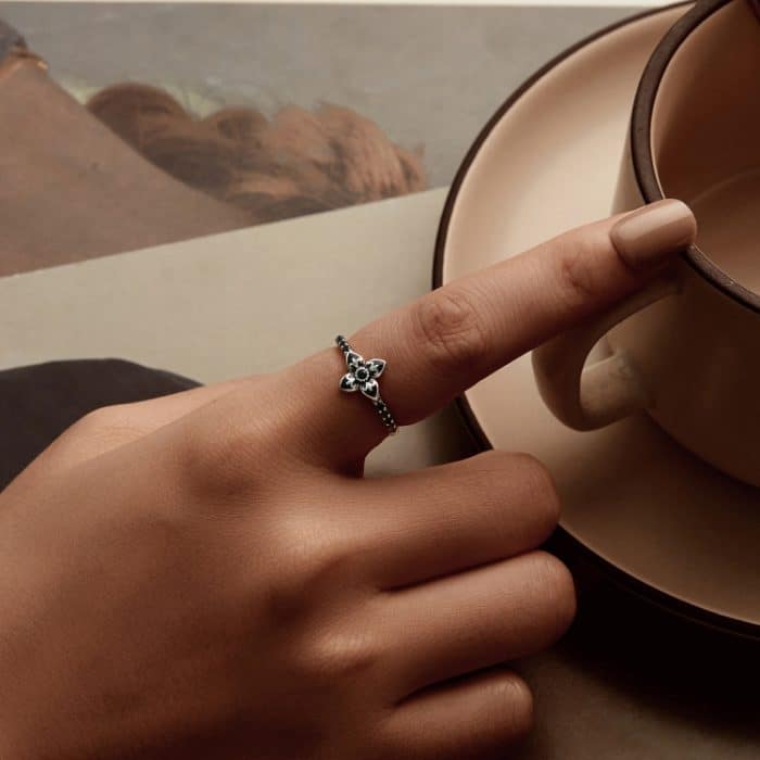 SCR1075 S925 Sterling Silber Oxidierter Retro Eleganter Schwarz-Weiß-Blumenring – Bild 6