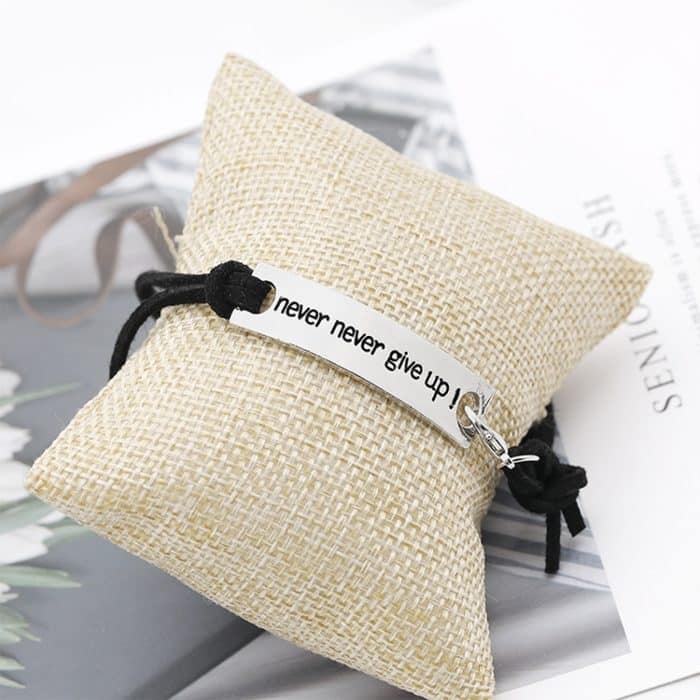 Geben Sie niemals Armbänder auf Einfaches Leder-Samt-Buchstaben-Persistenz-Armband – Bild 3