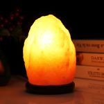 E12 Kleine dimmbare Himalaya-Salzlampe, Crystal Rock Gesunde Tisch Schreibtischlampe Nachtlicht mit Holzfuß & Glühbirne & Schalter, kleines Gewicht 1-2 kg, AC 110V, US-Stecker