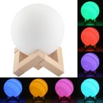 10 cm gestopfte 3D-Druck-Jupiterlampe, USB-Aufladung 7-Farben-Wechsel-Energiesparendes LED-Nachtlicht mit Holzhalterung