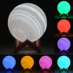 10 cm gestopfte 3D-Druck-Jupiterlampe, USB-Aufladung 7-Farben-Wechsel-Energiesparendes LED-Nachtlicht mit Holzhalterung – Bild 6