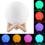 15 cm gestopfte Jupiter-Lampe mit 3D-Druck, USB-Aufladung 7-Farben-Wechsel-Energiesparendes LED-Nachtlicht mit Holzhalterung
