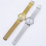 2 Stück goldene Legierungs-Mesh-Gürtel-Doppelherzuhr für Damen – Bild 4