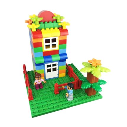 Kinder bauen Baustein-Spielzeugset zusammen