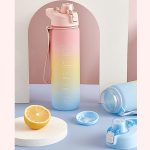 1000 ml Kunststoff-Sportwasserbecher mit großem Fassungsvermögen und Farbverlauf, Cherry Pink, Sky Blue, Silver Gray – Bild 4
