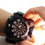 Outdoor-LED-Taschenlampen-Armbanduhr mit Kompass, Nachtlauf-Silikon-Beleuchtungslampe – Bild 8