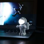 Coole neue Astronaut Spaceman USB LED verstellbare Lampe Schreibtisch Nachtlicht für Computer PC