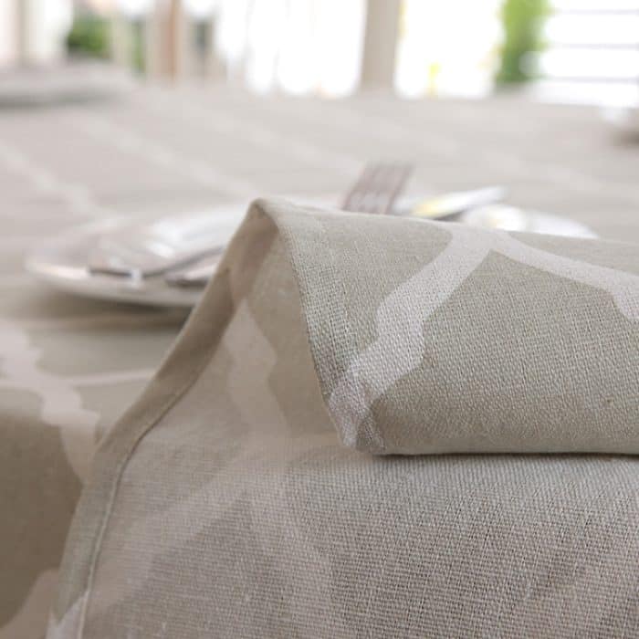 Tischdecke aus Baumwolle und geometrischer Rautenspitze in Grau – Bild 3