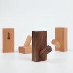 2 Stück Massivholz-Stanzfreier Eingang hinter der Tür an der Wand, selbstklebender Kleiderhaken, Beech Wood, Oak, Black Walnut – Bild 4