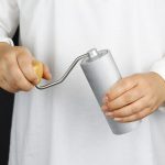 CNC-Edelstahl-Handkurbel-Kaffeebohnenmühle, Pentagon Black, Pentagon Silver, Pentagon Gray, Pentagon Red, Hexagon Black, Hexagon Silver, Hexagon Gray, Hexagon Red, Seven Corner Black, Seven Corner Silver, Seven Corner Gray, Seven Corner Red – Bild 7