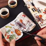 18rolls /Box Nostalgische Speicher Washi Band Set Retro Stil DIY Sammelalbum Aufkleber, Forest Dense Language, Gifts of Mountain Forests, World Travele, Sealing Manuscript, Cosmic Nebula, Elegant Prelude – Bild 7