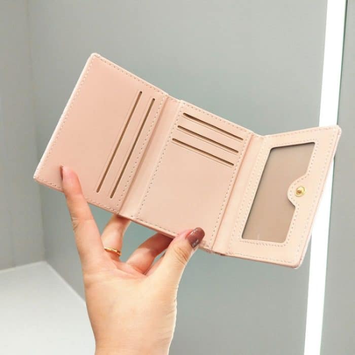 Geraffte, strukturierte, dreifach gefaltete kurze Geldbörse mit Perlenclip und Schleife – Bild 5